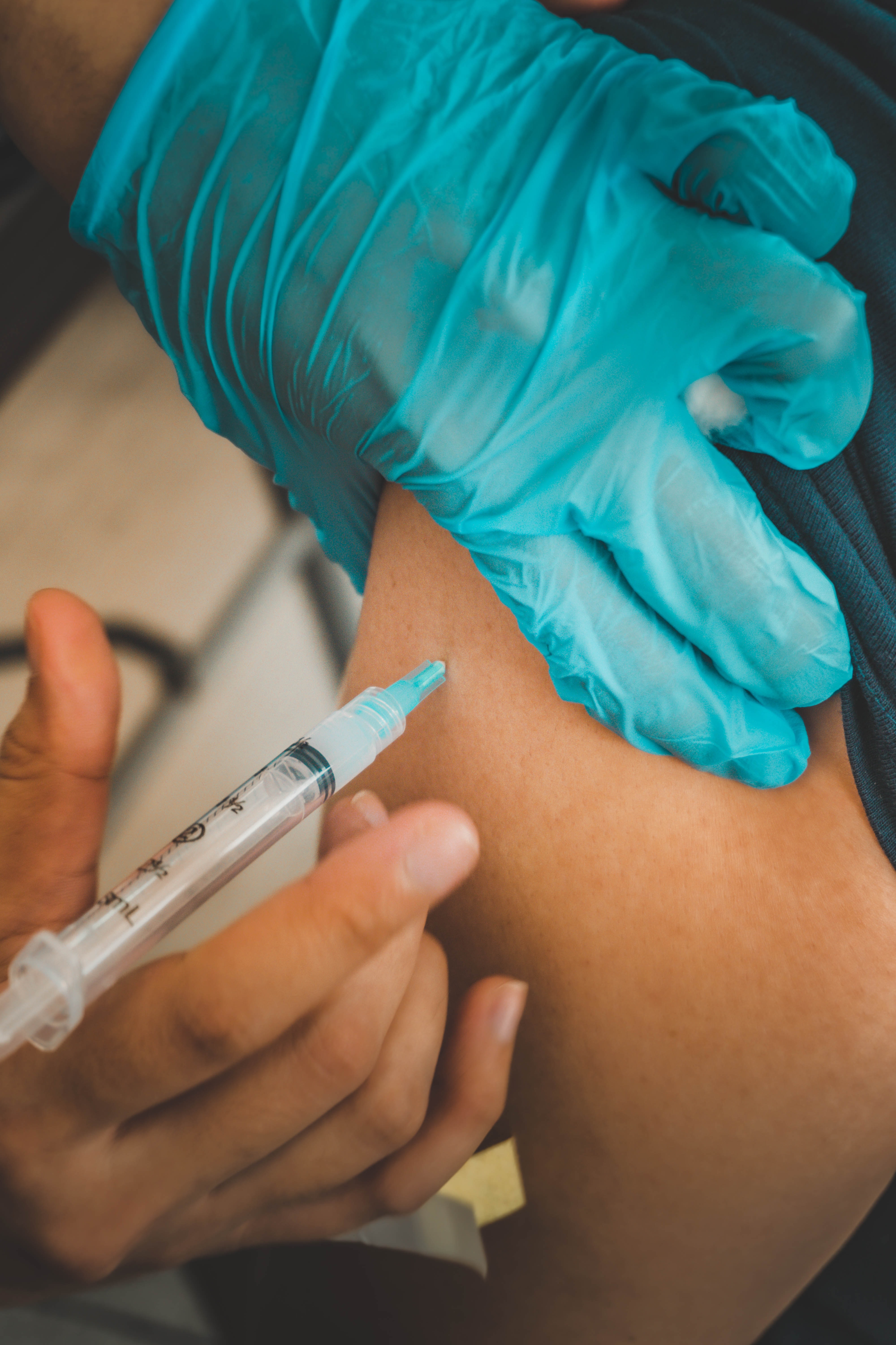 vaccino guanto blu.jpg